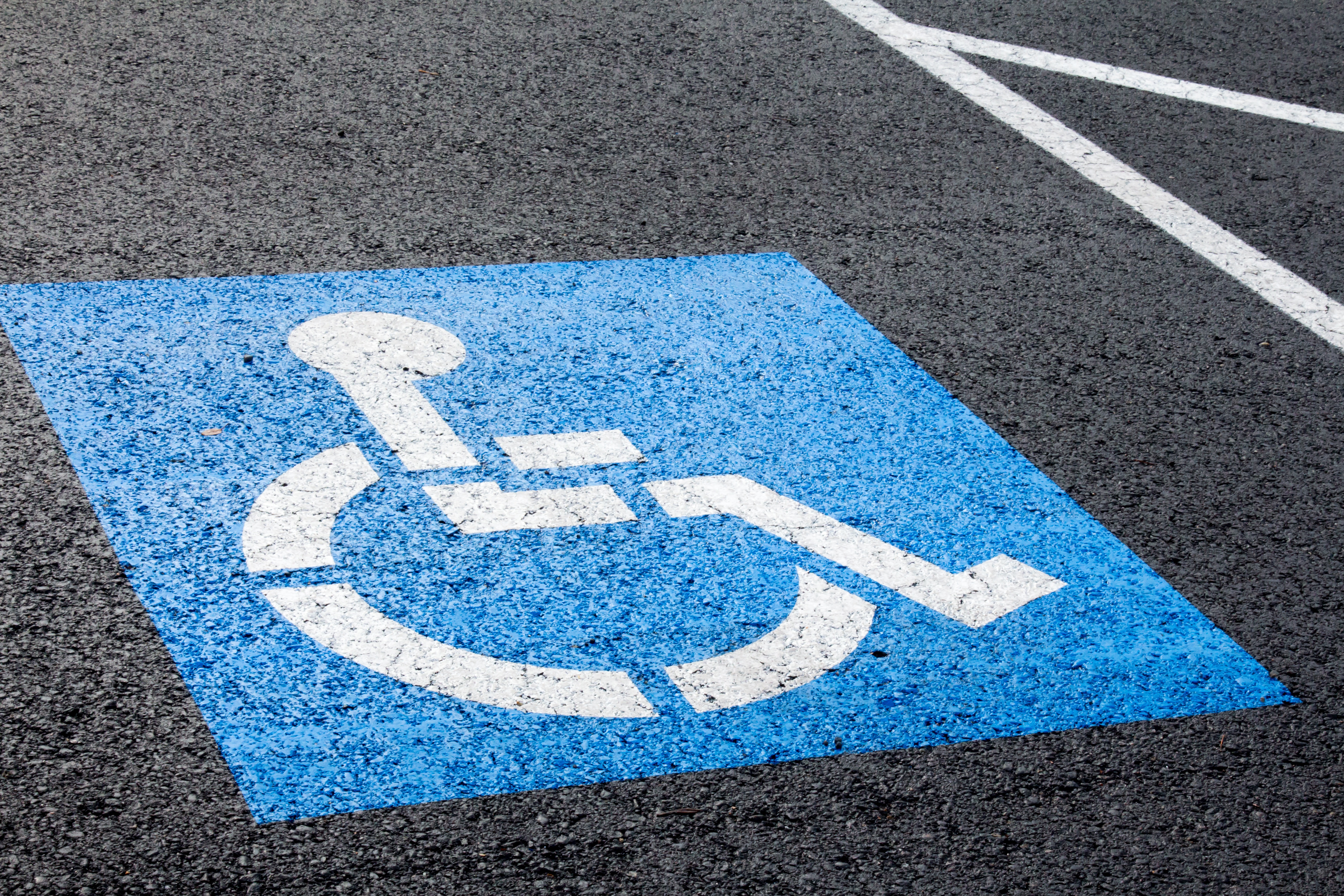Каким инвалидам можно парковаться. Парковочное место для инвалидов. Место для инвалидов на парковке. Парковамдля инвалидов. Парковка дляинвалидоа.